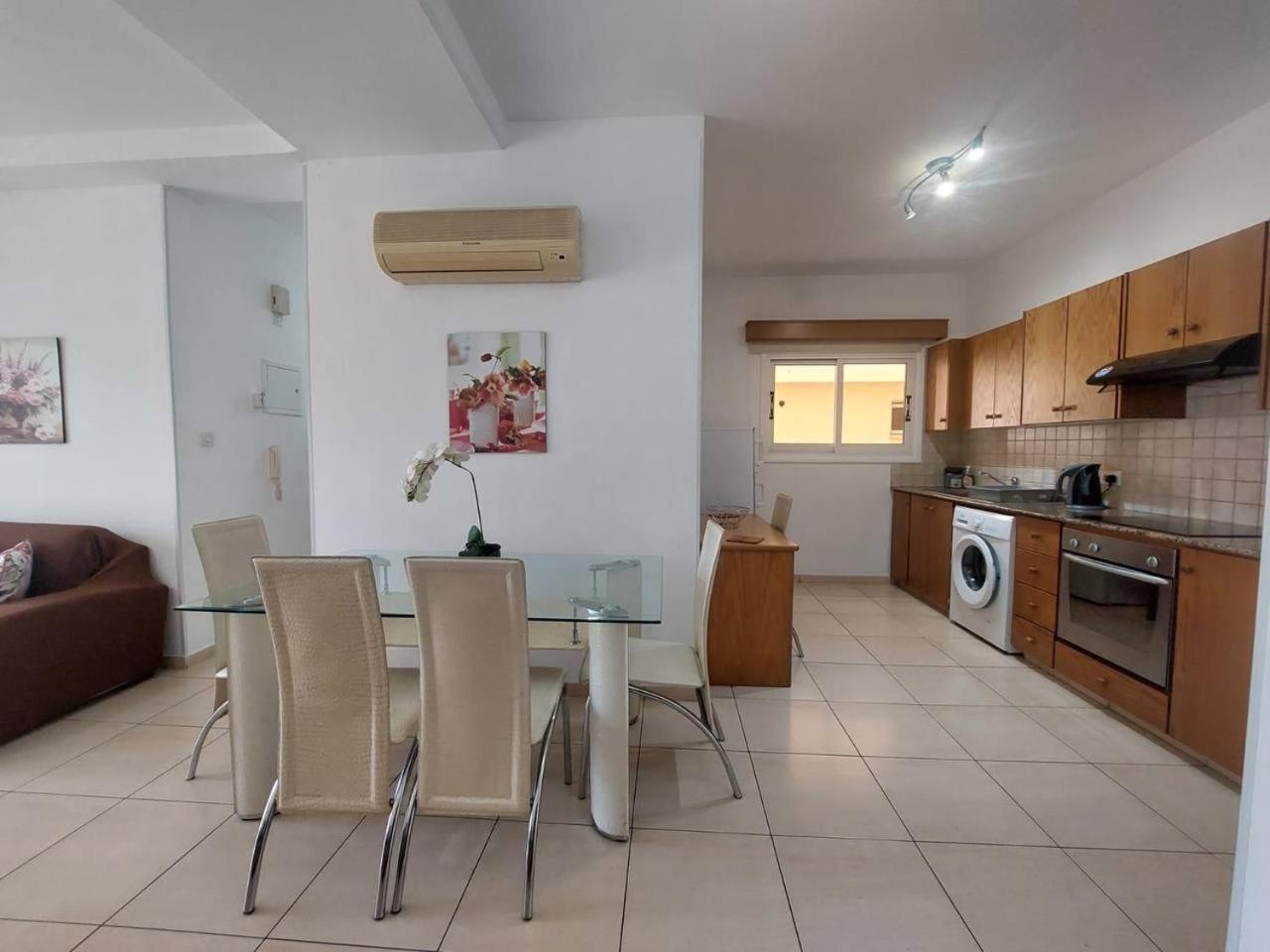 Sunny 2 Bedroom Larnaca Center Esterno foto